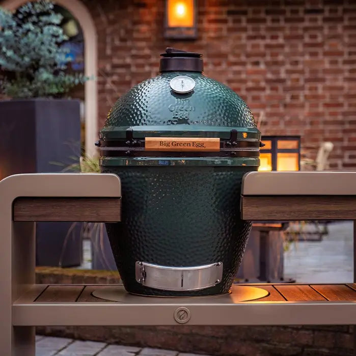 Kamado station met big green egg