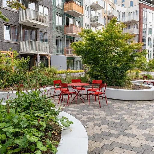 Sfeer aluminium keerwand met brede bovenrand