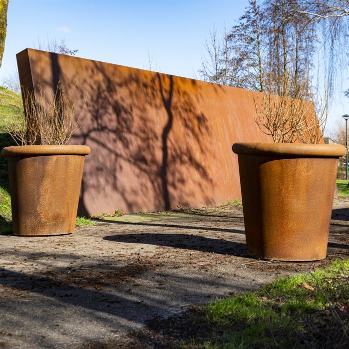 Moderner Pflanzkübel TUBE aus Cortenstahl
