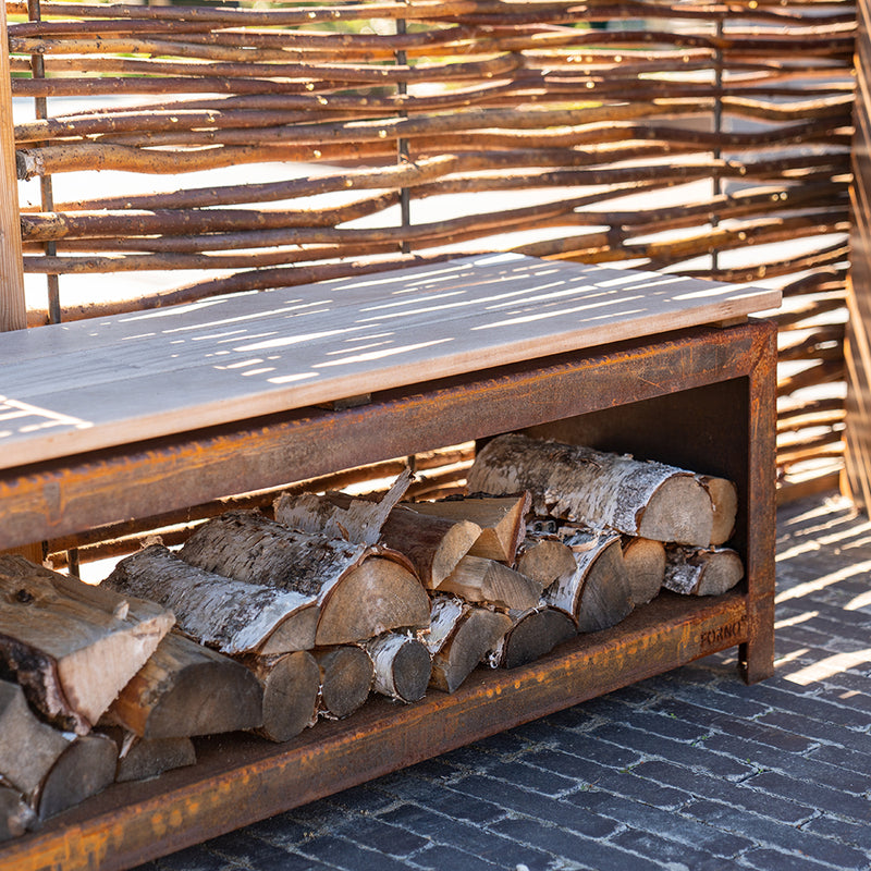 LOGG Holzlager mit Sitzfläche aus Cortenstahl | 200 x 40 x 43 cm