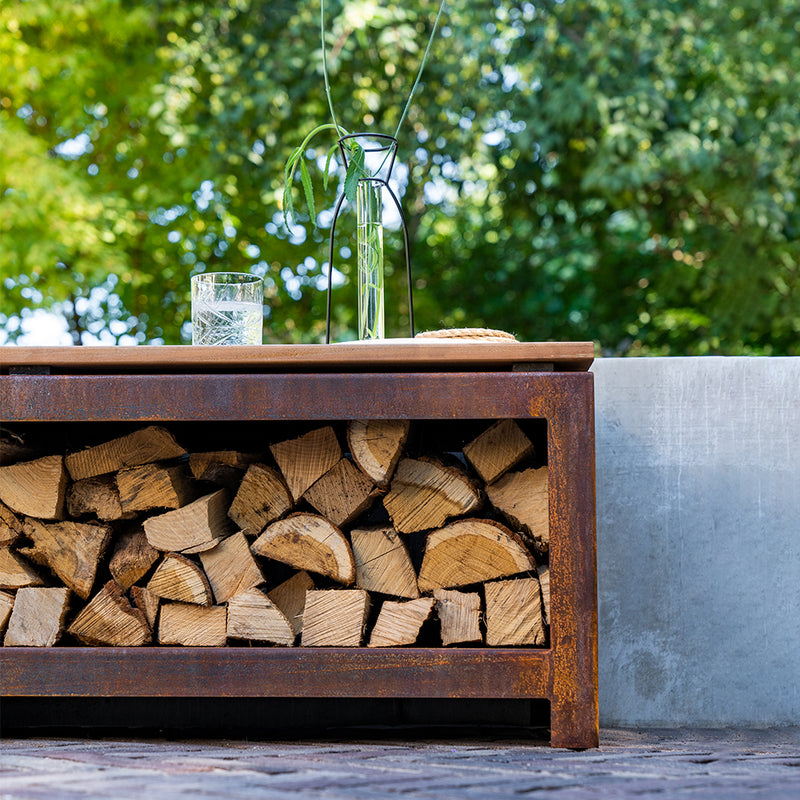 LOGG Holzlager mit Sitzfläche aus Cortenstahl | 200 x 40 x 43 cm