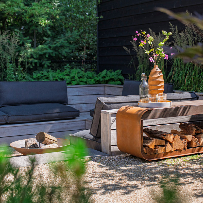 SERRA – Cortenstahl Holzlager mit Sitzfläche | 100 × 40 × 180 cm