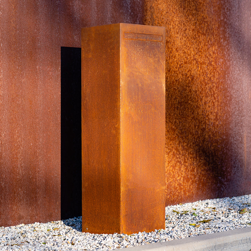 Briefkasten NOX 35×35×120 cm – Cortenstahl Design
