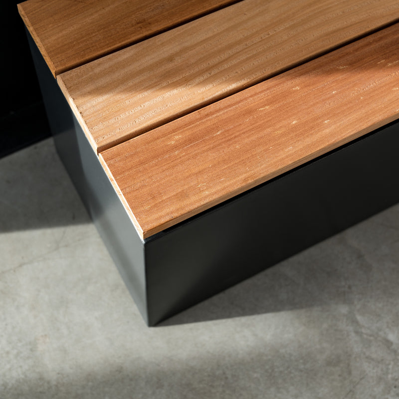 Cortenstahl Sockel mit Hartholz-Sitzfläche | 150 x 40 x 43 cm